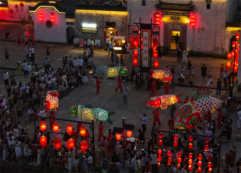 Anhui : un défilé de lanternes-poissons estival dans le vieux village de Kanggu à Huangshan