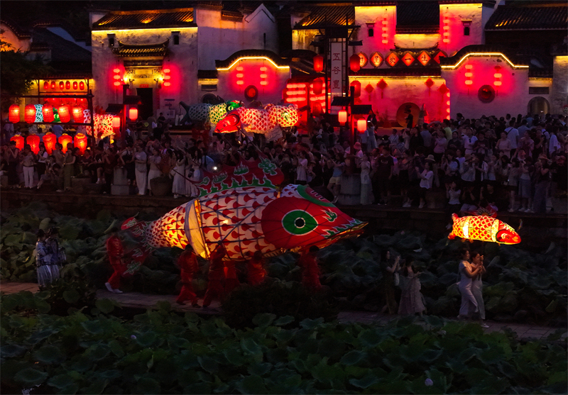 Anhui : un défilé de lanternes-poissons estival dans le vieux village de Kanggu à Huangshan