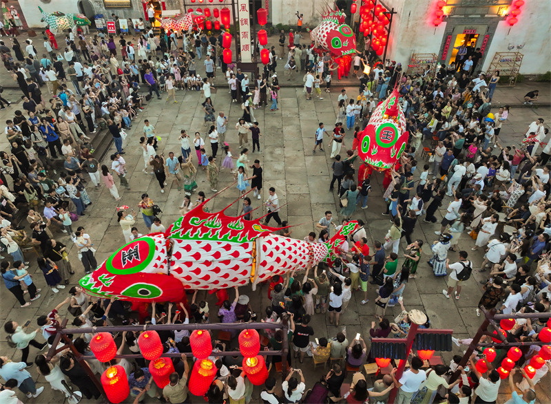 Anhui : un défilé de lanternes-poissons estival dans le vieux village de Kanggu à Huangshan