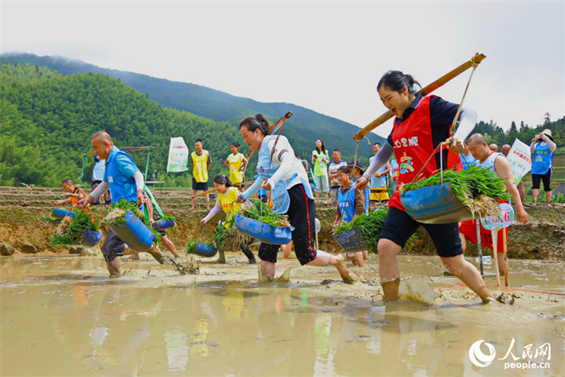 Jiangxi : une rencontre sportive amusante dans des champs en terrasses à Chongyi
