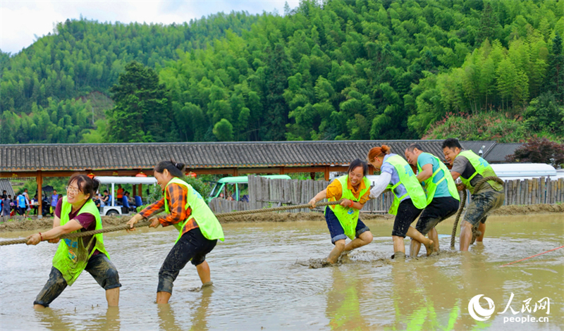Jiangxi : une rencontre sportive amusante dans des champs en terrasses à Chongyi