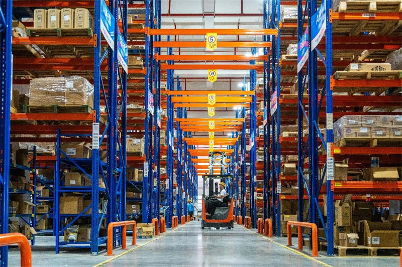 Les produits importés sont gérés dans un entrepôt cautionné à Jinhua, dans la province du Zhejiang (est de la Chine). (Yang Meiqing/Le Quotidien du Peuple en ligne)