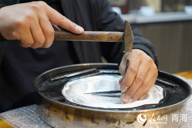 Qinghai : à Xining, un artisan fait du patrimoine culturel immatériel une partie de la vie moderne