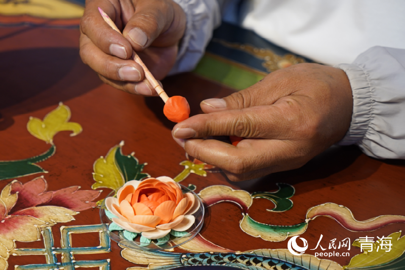 Qinghai : à Xining, un artisan fait du patrimoine culturel immatériel une partie de la vie moderne