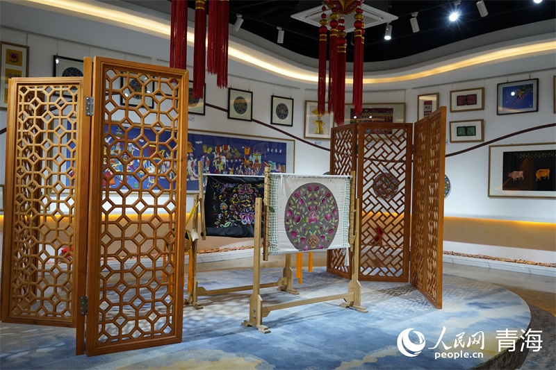 Qinghai : à Xining, un artisan fait du patrimoine culturel immatériel une partie de la vie moderne