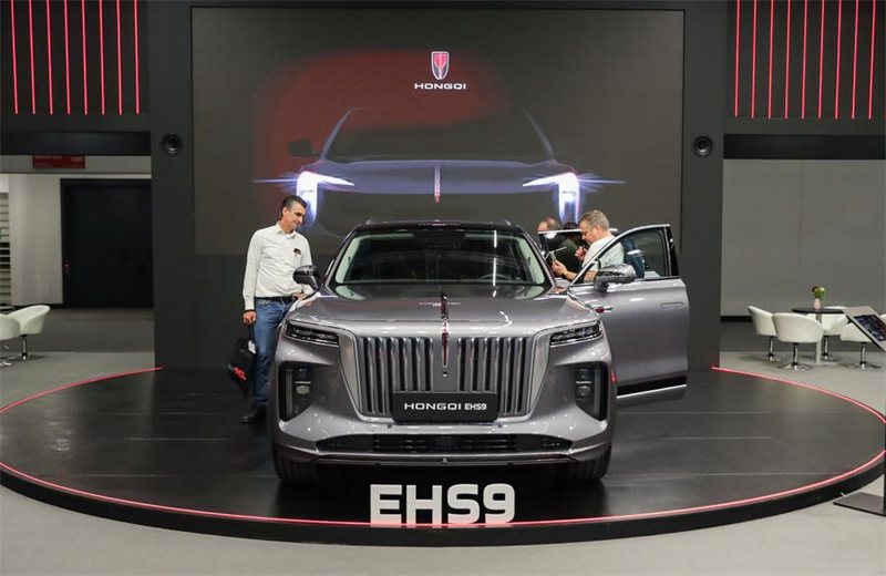 Des gens visitent le stand de Hongqi au Salon Automechanika de Francfort, en Allemagne, le 11 septembre 2024. (Photo : Zhang Fan)