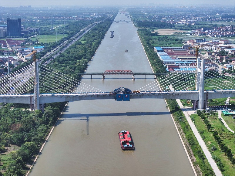 Jiangsu : les deux parties du pont à haubans sur la rivière Yinjiang réunies