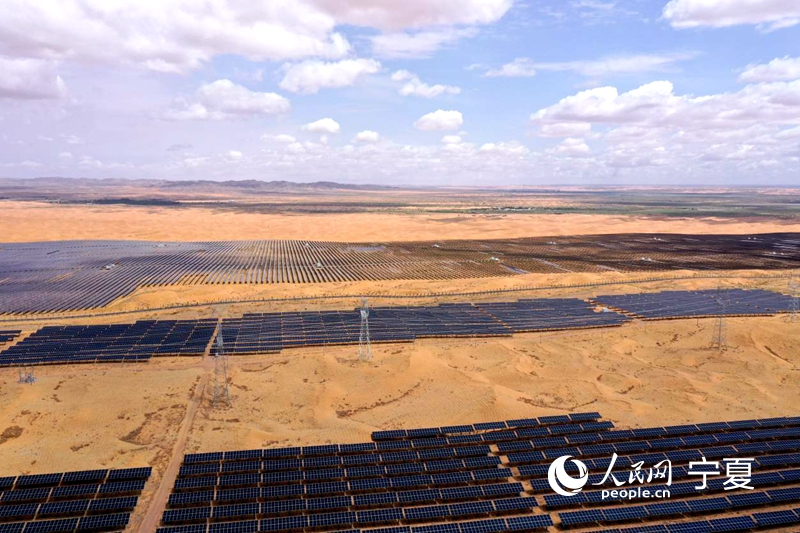 A la découverte de la Chine : dans le Ningxia, une mer de sable devient un « océan bleu » de panneaux photovoltaïques
