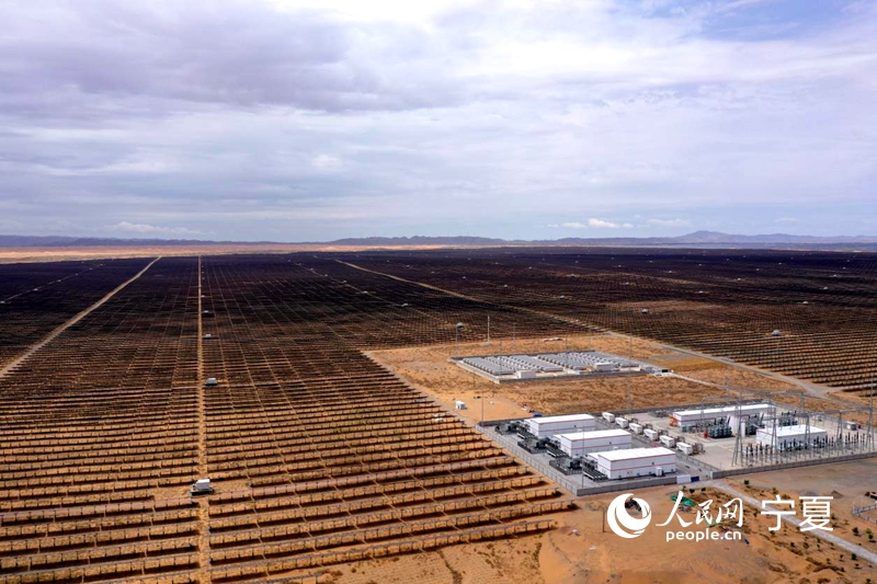 A la découverte de la Chine : dans le Ningxia, une mer de sable devient un « océan bleu » de panneaux photovoltaïques