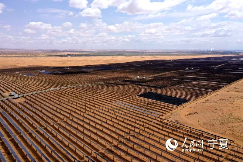 A la découverte de la Chine : dans le Ningxia, une mer de sable devient un « océan bleu » de panneaux photovoltaïques