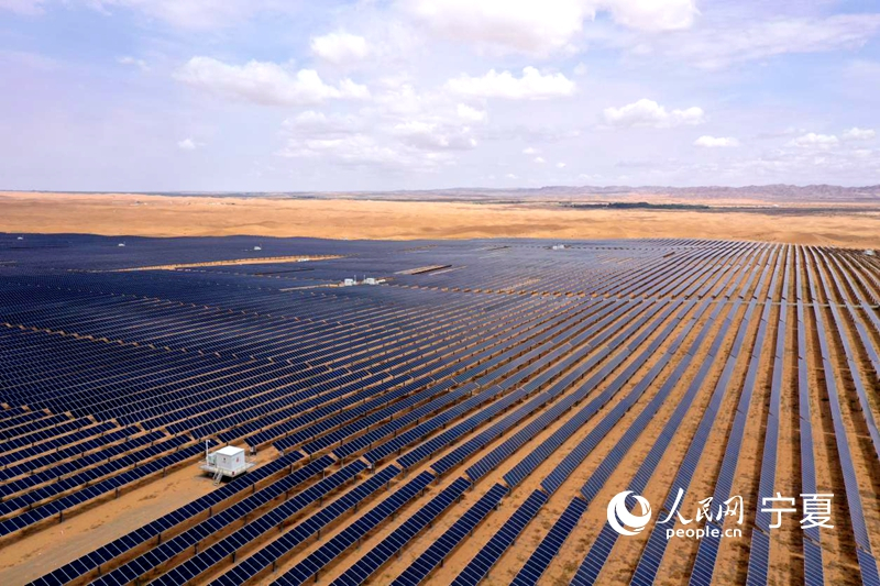 A la découverte de la Chine : dans le Ningxia, une mer de sable devient un « océan bleu » de panneaux photovoltaïques