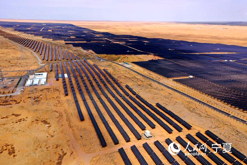 A la découverte de la Chine : dans le Ningxia, une mer de sable devient un « océan bleu » de panneaux photovoltaïques