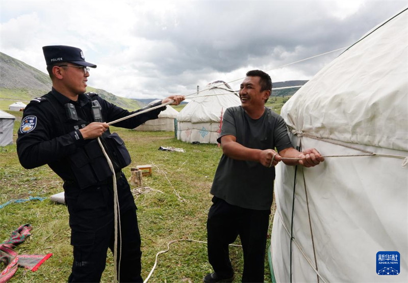 Xinjiang : la grande route qui mène aux pâturages d'été