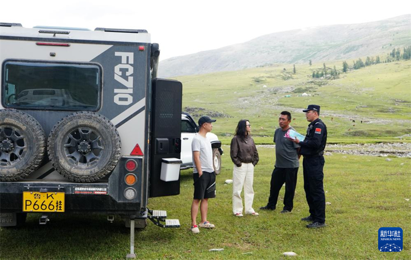 Xinjiang : la grande route qui mène aux pâturages d'été