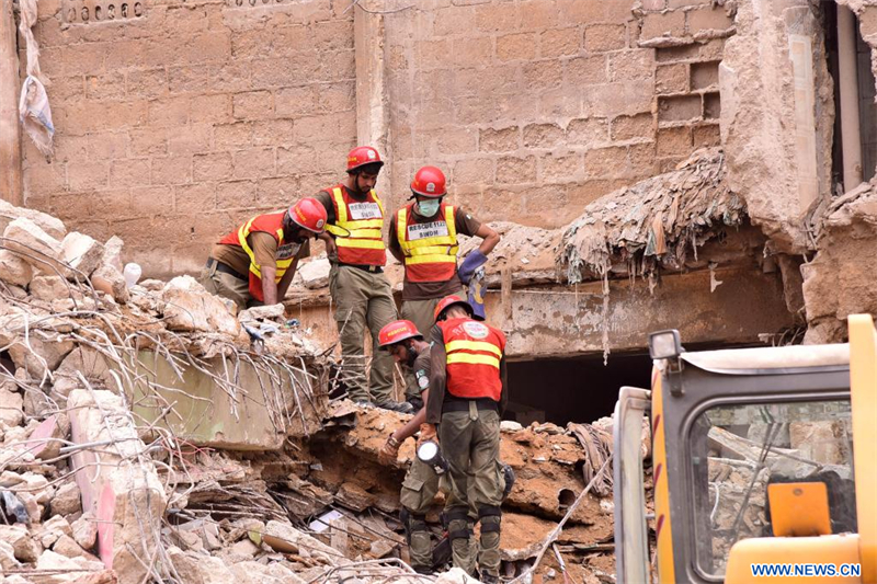 Des secouristes travaillent sur le site de l'effondrement d'un immeuble résidentiel à Karachi, au Pakistan, le 5 juillet 2025. (Xinhua)