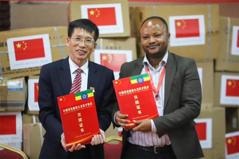 Liu Junying (à gauche), chef de la 25e équipe médicale chinoise en Ethiopie, pose pour une photo avec Eshetu Tadele, directeur général de l'hôpital de Tirunesh-Beijing, lors d'une cérémonie de donation dans la banlieue d'Addis-abeba, en Ethiopie, le 2 juillet 2025. (Xinhua/Michael Tewelde)
