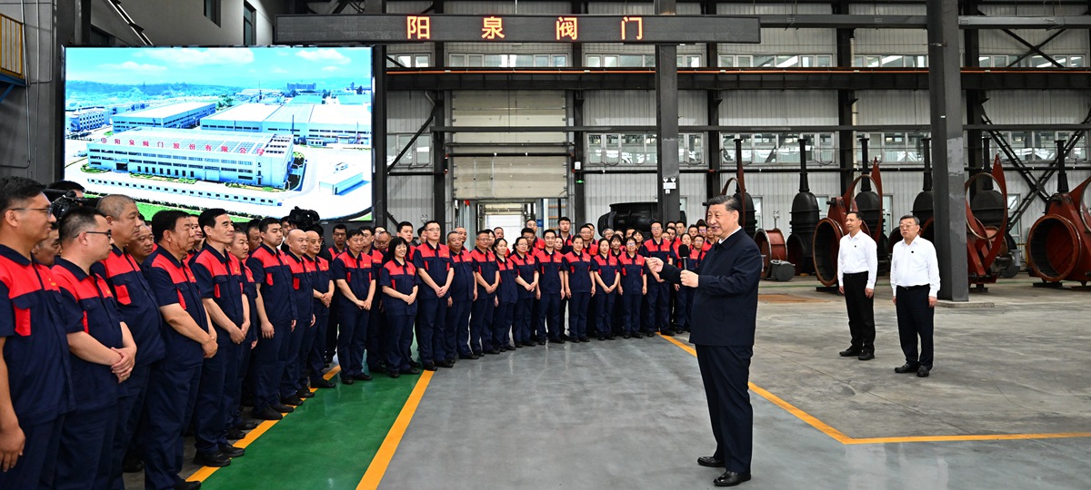 Xi Jinping inspecte une entreprise manufacturière au Shanxi