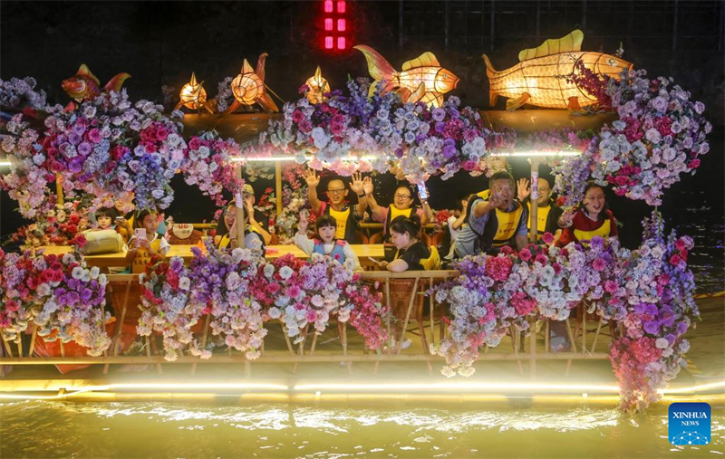 Hubei : le comté de Xuan'en favorise le tourisme nocturne autour de la rivière Gongshui
