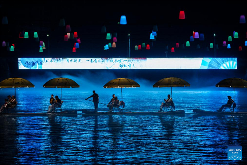 Hubei : le comté de Xuan'en favorise le tourisme nocturne autour de la rivière Gongshui