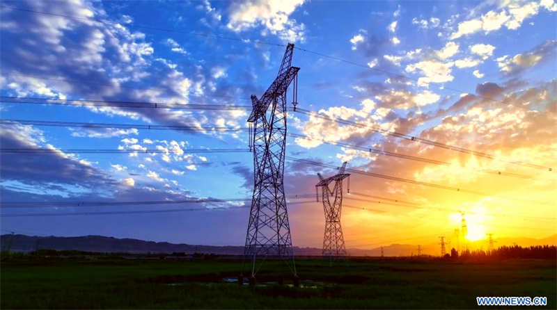 Chine : une boucle électrique à très haute tension achevée autour du désert du sud du Xinjiang