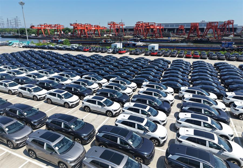 Photo prise par un drone montrant des véhicules à énergie nouvelle destinés à l'exportation, stationnés dans un terminal d'exportation de véhicules de la section de Hangzhou, du Grand Canal Beijing-Hangzhou à Hangzhou, situé dans la province chinoise du Zhejiang (est), le 29 juin 2025. (Photo : Long Wei)