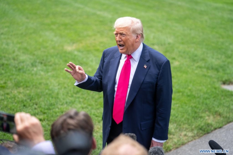 Le président américain Donald Trump s'adresse aux journalistes à la Maison Blanche à Washington, Etats-Unis, le 15 juillet 2025. M. Trump a annoncé mardi que l'Indonésie va se voir imposer des droits de douane de 19% sur toutes les marchandises exportées vers les Etats-Unis, tandis que les exportations américaines vers l'Indonésie seront exemptées de barrières tarifaires et non tarifaires. (Xinhua/Hu Yousong)