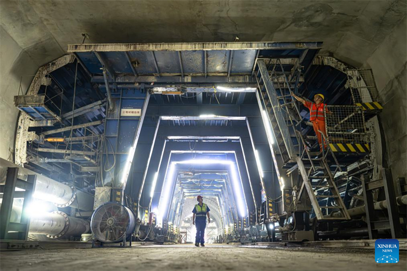 Des ouvriers travaillent dans le tunnel sous le fleuve Yangtsé de la ligne 12 du métro de Wuhan, capitale de la province du Hubei (centre de la Chine), le 16 juillet 2025. (Xiao Yijiu/Xinhua)