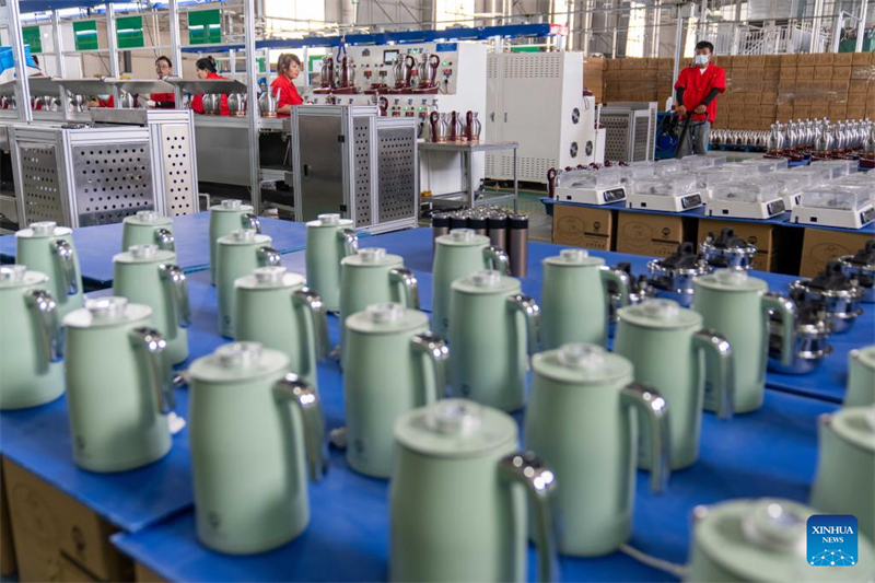 Xizang : une entreprise fabrique des ustensiles de cuisine adaptés à la haute altitude