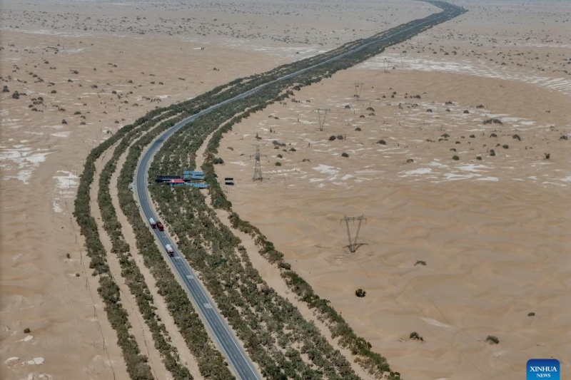 Xinjiang : la route du désert du Tarim vue du ciel