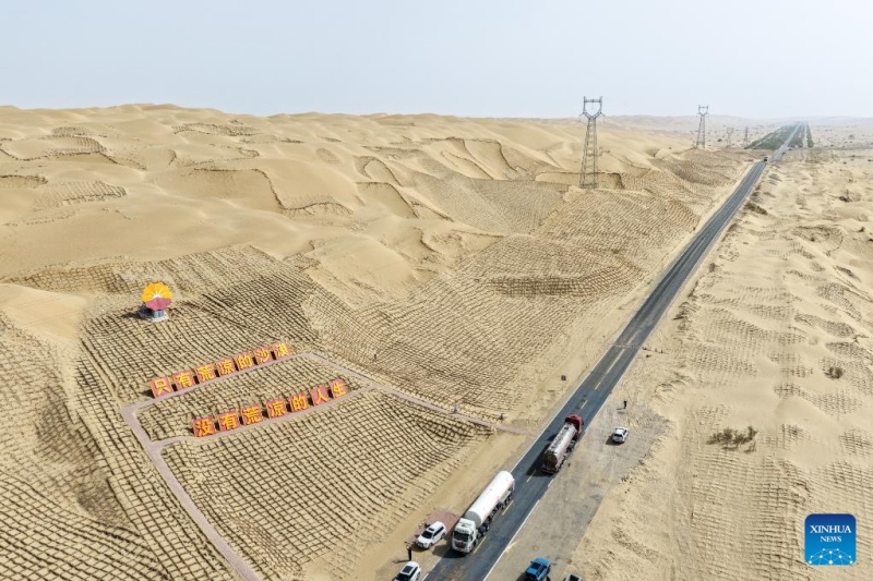 Xinjiang : la route du désert du Tarim vue du ciel