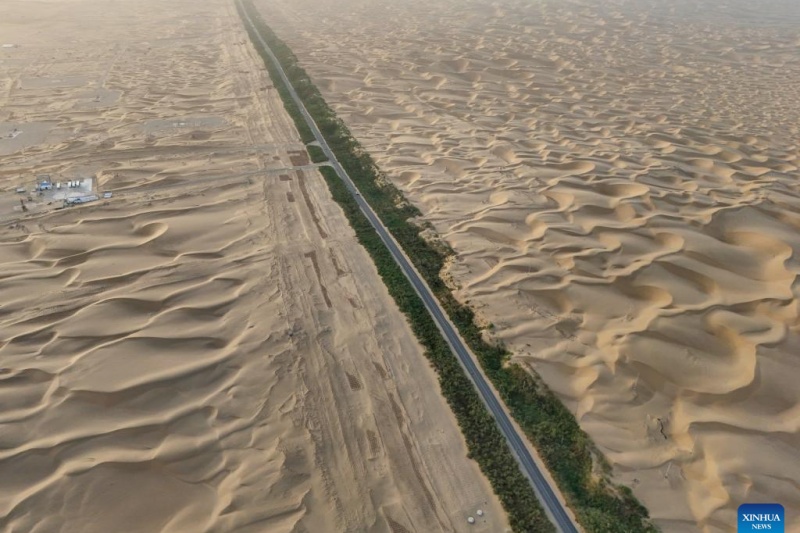 Xinjiang : la route du désert du Tarim vue du ciel
