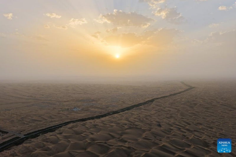 Xinjiang : la route du désert du Tarim vue du ciel