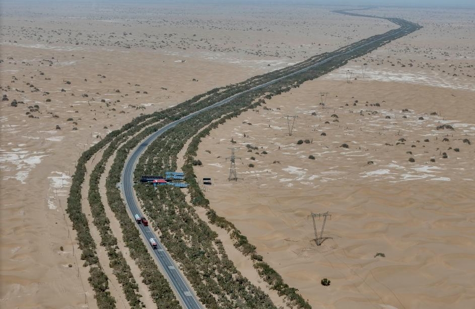 Xinjiang : la route du désert du Tarim vue du ciel