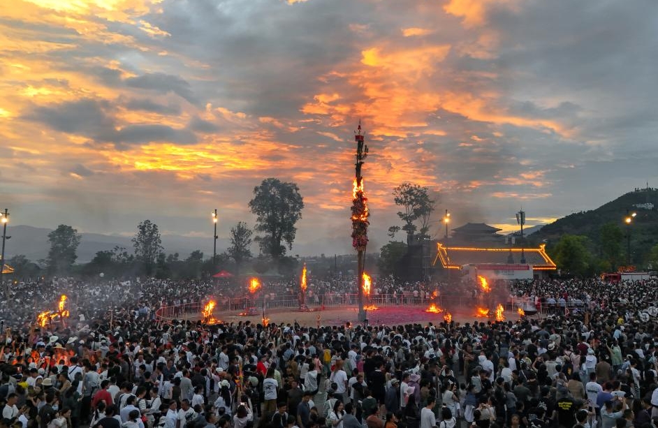 Yunnan : un festival des torches célébré à Dali