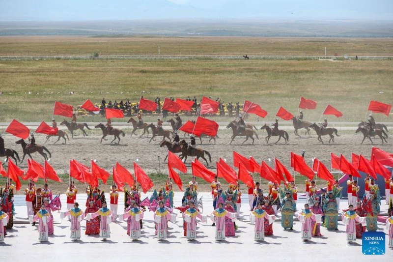 Xinjiang : un spectacle équestre organisé à Zhaosu lors d'un festival du tourisme