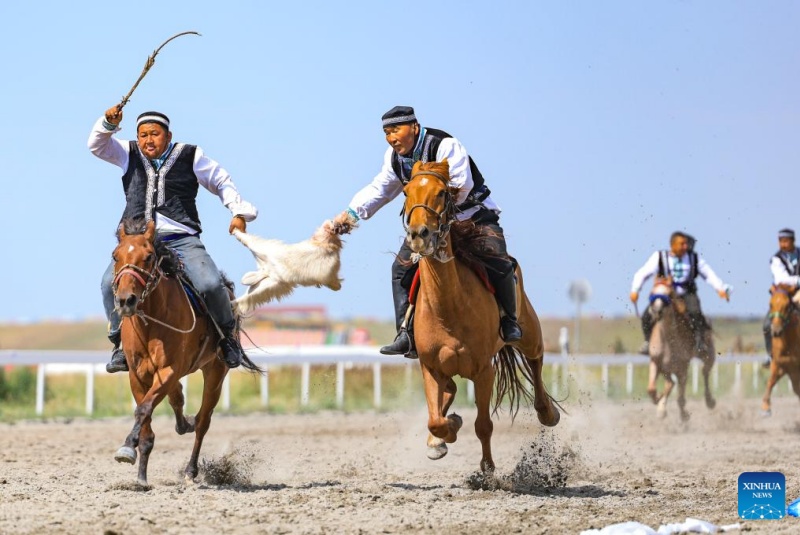Xinjiang : un spectacle équestre organisé à Zhaosu lors d'un festival du tourisme