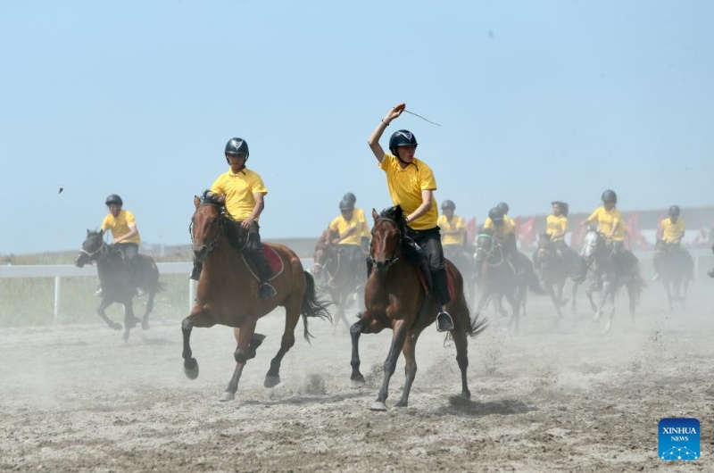 Xinjiang : un spectacle équestre organisé à Zhaosu lors d'un festival du tourisme