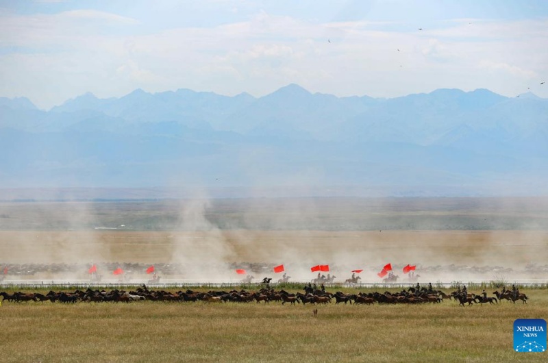 Xinjiang : un spectacle équestre organisé à Zhaosu lors d'un festival du tourisme