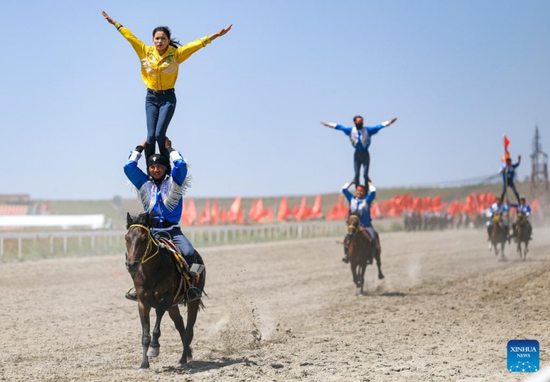 Xinjiang : un spectacle équestre organisé à Zhaosu lors d'un festival du tourisme