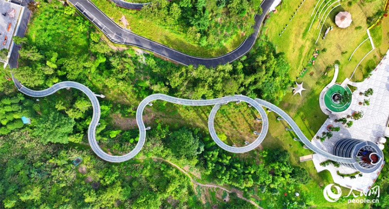 Jiangxi : un « corridor flottant dans la forêt » devient un endroit de choix pour le fitness et les loisirs à Chongyi
