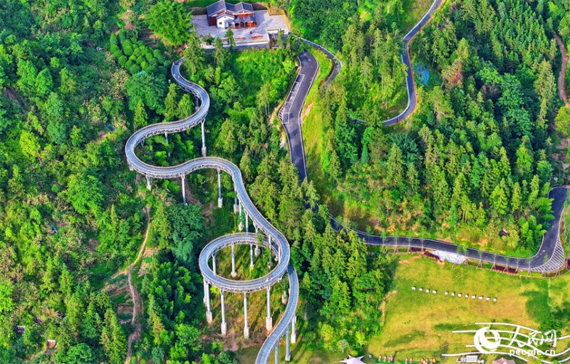 Jiangxi : un « corridor flottant dans la forêt » devient un endroit de choix pour le fitness et les loisirs à Chongyi