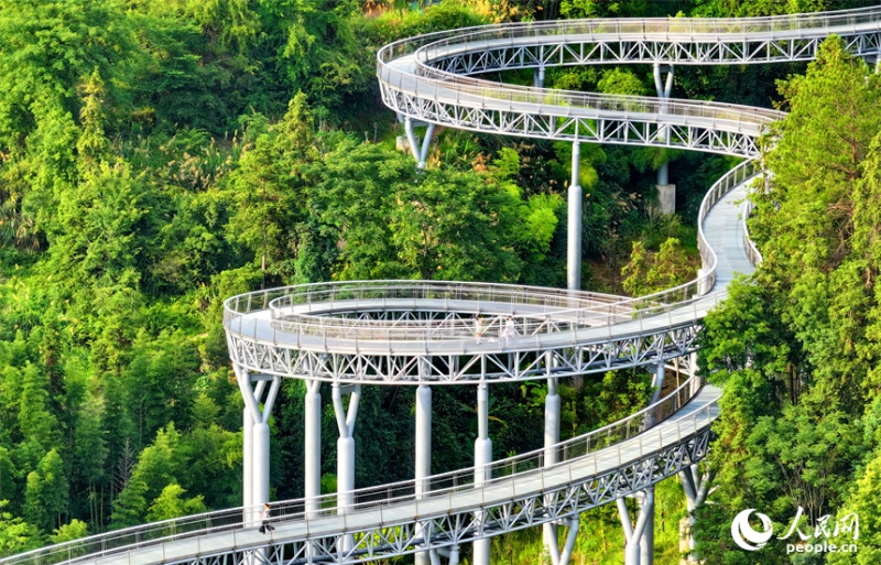 Jiangxi : un « corridor flottant dans la forêt » devient un endroit de choix pour le fitness et les loisirs à Chongyi