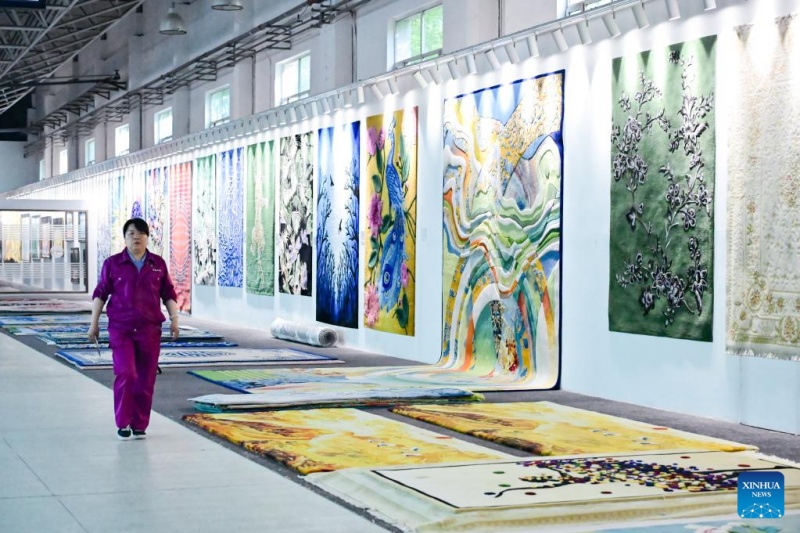 Des tapis tibétains sont exposés dans un atelier du groupe Shengyuan Carpet à Xining, capitale de la province du Qinghai (nord-ouest de la Chine), le 21 juillet 2025. (Qi Zhiyue/Xinhua)