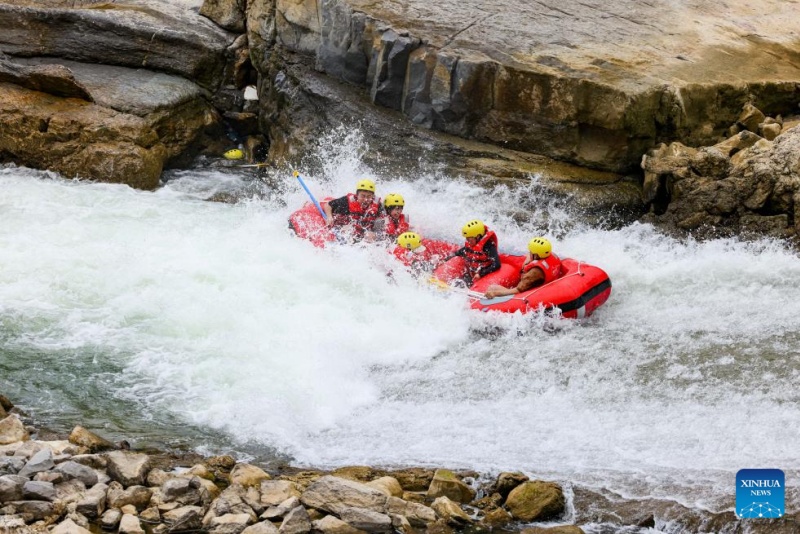 Guizhou : des touristes font du rafting en bateaux gonflables sur la rivière Luobei