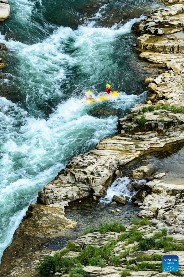 Guizhou : des touristes font du rafting en bateaux gonflables sur la rivière Luobei