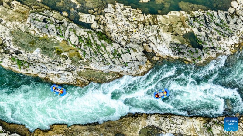 Guizhou : des touristes font du rafting en bateaux gonflables sur la rivière Luobei