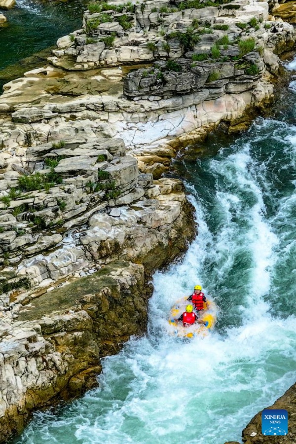 Guizhou : des touristes font du rafting en bateaux gonflables sur la rivière Luobei