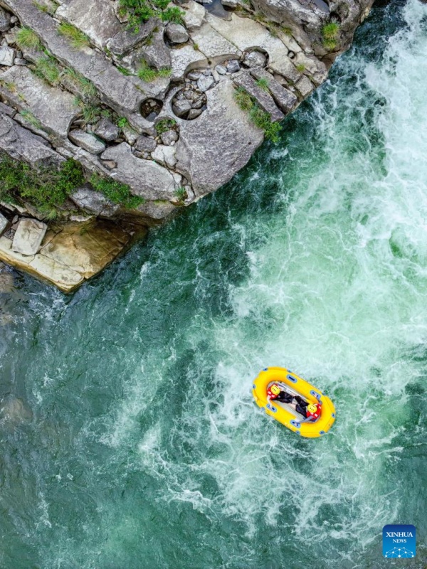Guizhou : des touristes font du rafting en bateaux gonflables sur la rivière Luobei