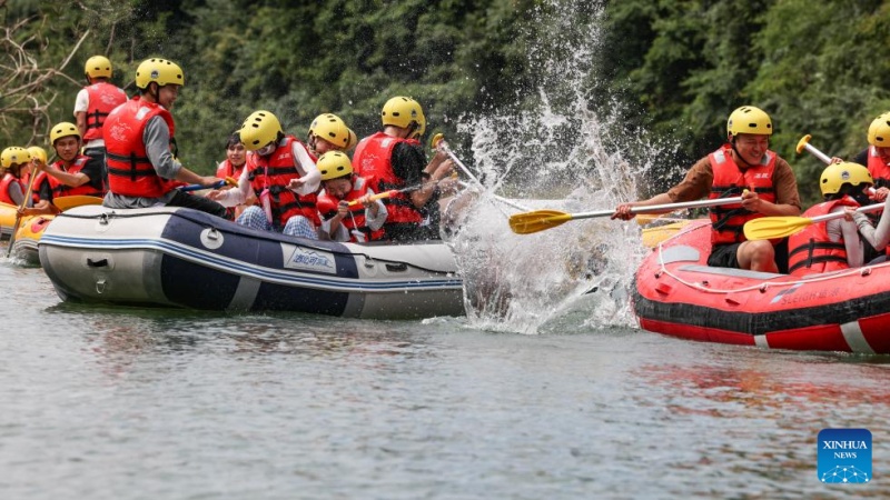 Guizhou : des touristes font du rafting en bateaux gonflables sur la rivière Luobei