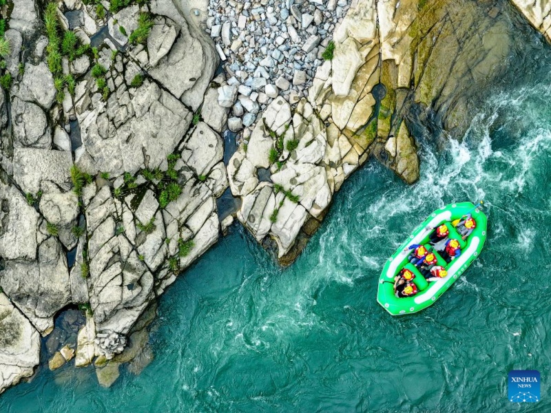 Guizhou : des touristes font du rafting en bateaux gonflables sur la rivière Luobei